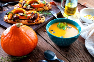 Balkabağı rustik arka planda, seçici odak içinde balkabağı çorbası