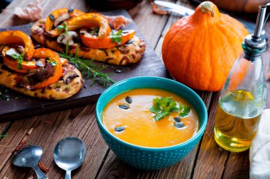 Balkabağı rustik arka planda, seçici odak içinde balkabağı çorbası