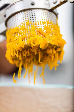 Kabak püresi hazırlanıyor. Püre tavada tarih seçici odak