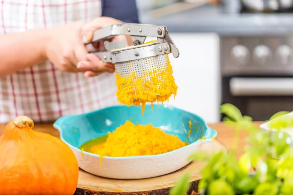 Preparing pumpkin puree. Selective focus on puree in pan — Stock Image Preparing Pumpkin Puree Selective Focus Puree Pan Royalty Free Stock Images