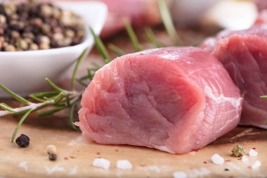 Domuz filetosu. Çiğ et kesme tahtası üzerinde baharatlar ile