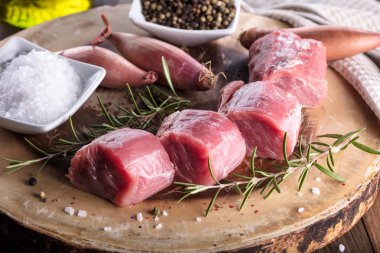 Domuz filetosu. Çiğ et kesme tahtası üzerinde baharatlar ile