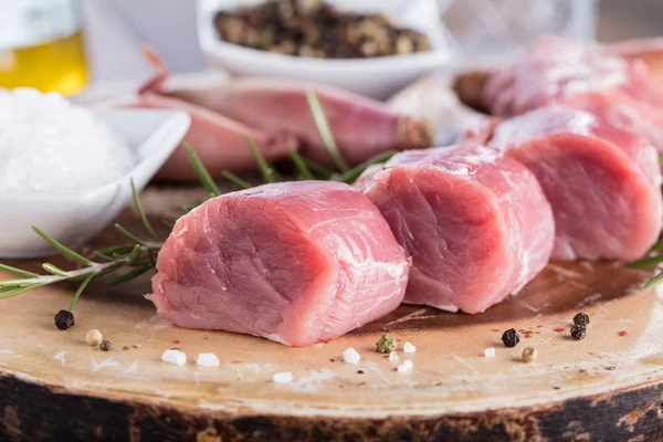 Filete Cerdo Carne Cruda Con Especias Tabla Cortar — Foto de Stock