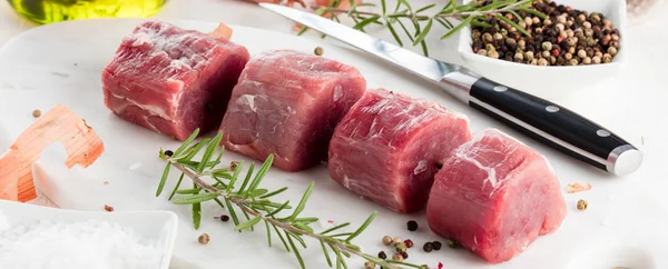 Filete Cerdo Carne Cruda Con Especias Tabla Cortar — Foto de Stock
