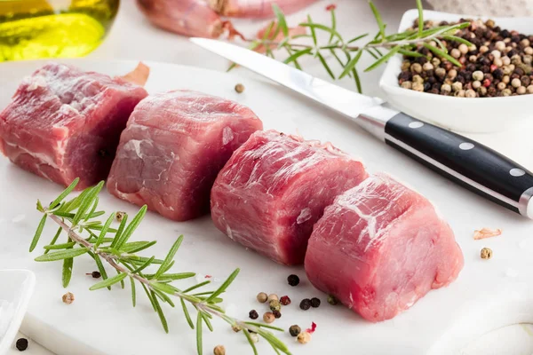 Filetto Maiale Carne Cruda Con Spezie Sul Tagliere — Foto Stock