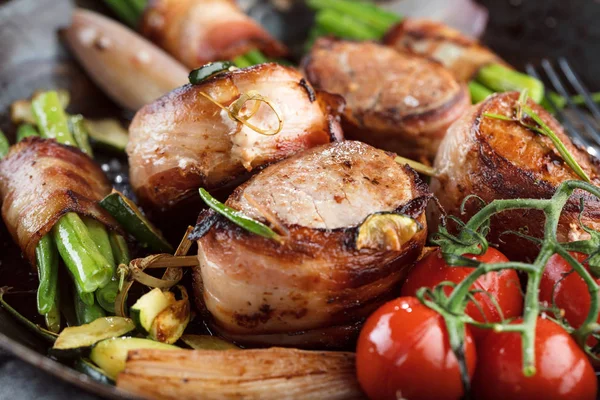 Sappig Varkensvlees Medaillons Verpakt Spek Tafel — Stockfoto