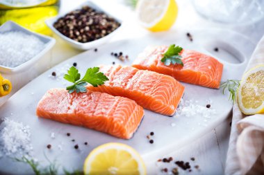 aromatik otlar baharatlar ile taze Çiğ somon fileto