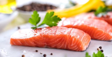 aromatik otlar baharatlar ile taze Çiğ somon fileto