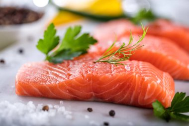 aromatik otlar baharatlar ile taze Çiğ somon fileto