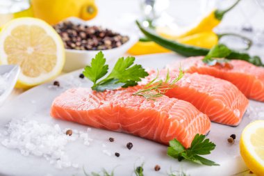 aromatik otlar baharatlar ile taze Çiğ somon fileto