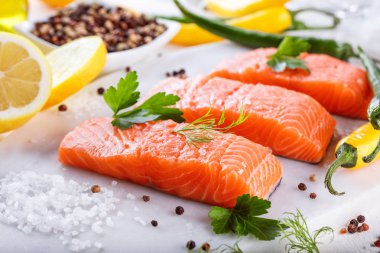 aromatik otlar baharatlar ile taze Çiğ somon fileto