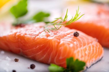 aromatik otlar baharatlar ile taze Çiğ somon fileto