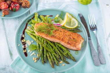 Izgara somon ve kuşkonmaz kapat