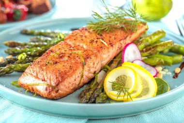 Izgara somon ve kuşkonmaz kapat