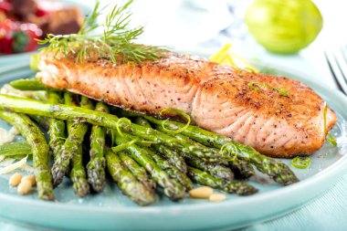 Izgara somon ve kuşkonmaz kapat