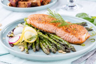 Izgara somon ve kuşkonmaz kapat