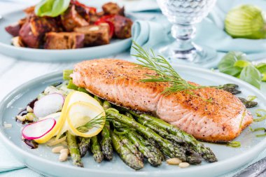 Izgara somon ve kuşkonmaz kapat