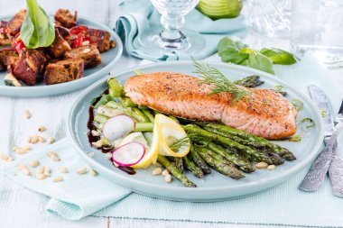 Izgara somon ve kuşkonmaz kapat