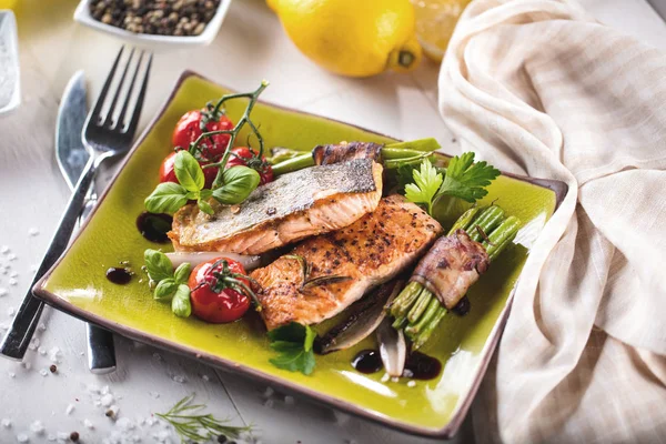 Salmão Grelhado Com Legumes Servidos Placa Pedra Verde Mesa Madeira — Fotografia de Stock