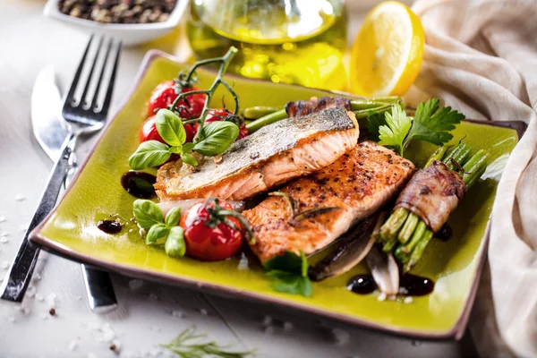 Salmão Grelhado Com Legumes Servidos Placa Pedra Verde Mesa Madeira — Fotografia de Stock