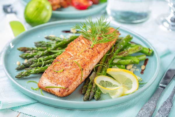 Salmone Alla Griglia Asparagi Vicino — Foto Stock