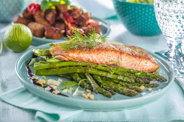 Izgara somon ve kuşkonmaz kapat