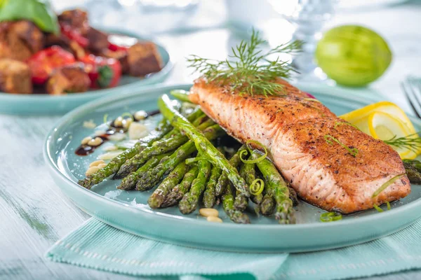 Izgara somon ve kuşkonmaz kapat