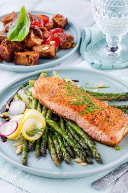 Izgara somon ve kuşkonmaz kapat