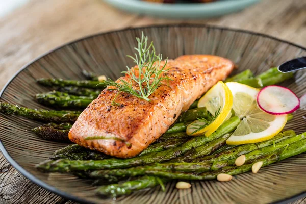 Grilled Salmon Asparagus Close — Stock Photo, Image