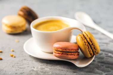 Tatlı ve antika arka plan üzerinde renkli Fransızca macaroons 