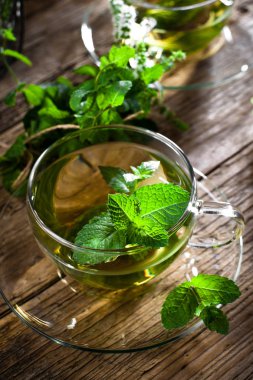 nane ile sıcak çay yaprakları 