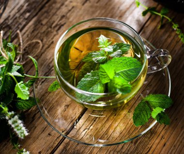 nane ile sıcak çay yaprakları 