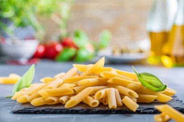 Ham ev yapımı düdük ve penne makarna, kapat