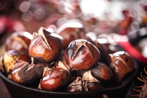 Geröstete Kastanien Spezieller Lochpfanne Auf Altem Holztisch — Stockfoto