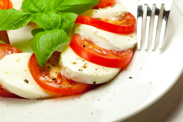 Platta Friska Klassiska Läckra Capresesallad Med Mogna Tomater Mozzarella Och — Stockfoto