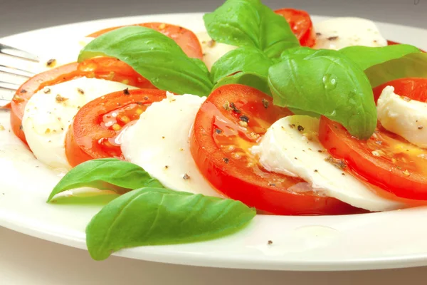 Platta Friska Klassiska Läckra Capresesallad Med Mogna Tomater Mozzarella Och — Stockfoto