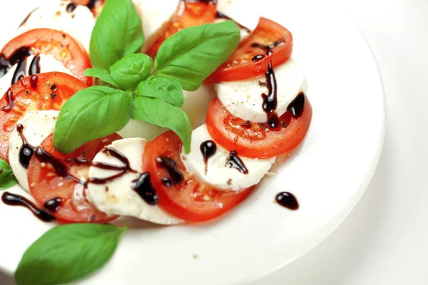 Platta Friska Klassiska Läckra Capresesallad Med Mogna Tomater Mozzarella Och — Stockfoto