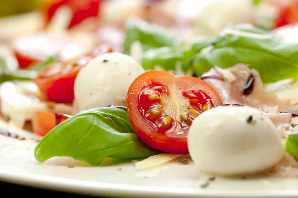 Placa Ensalada Caprese Clásica Saludable Con Tomates Maduros Queso Mozzarella — Foto de Stock