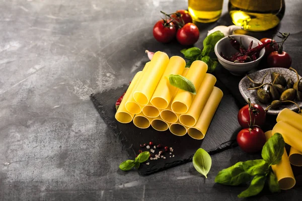 Verse Rauwe Zelfgemaakte Connelloni Pasta Donkere Tafel — Stockfoto