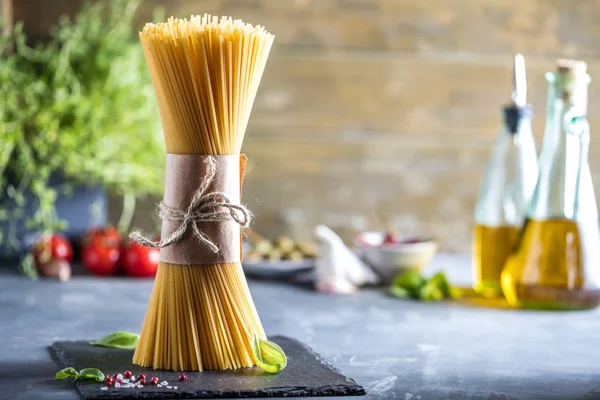 Verse Rauwe Zelfgemaakte Spaghetti Pasta — Stockfoto