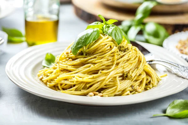 Makaron Spaghetti Bazylią Śmietaną Serem Widok Góry Szary Kamień Tabeli — Zdjęcie stockowe