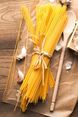 rustik zemin üzerine sarı uzun spagetti. Sarı İtalyan makarna. Uzun spagetti.