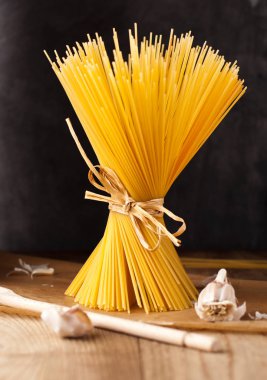 rustik zemin üzerine sarı uzun spagetti. Sarı İtalyan makarna. Uzun spagetti.