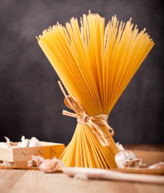 rustik zemin üzerine sarı uzun spagetti. Sarı İtalyan makarna. Uzun spagetti.