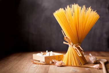 rustik zemin üzerine sarı uzun spagetti. Sarı İtalyan makarna. Uzun spagetti.