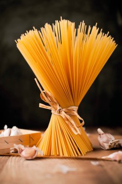 rustik zemin üzerine sarı uzun spagetti. Sarı İtalyan makarna. Uzun spagetti.