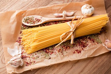 rustik zemin üzerine sarı uzun spagetti. Sarı İtalyan makarna. Uzun spagetti.