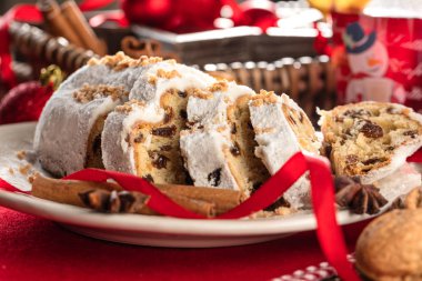 Geleneksel Alman Noel kek kızılcık ve Noel süsler