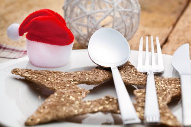 Süslemeleri ile güzel Noel tablo ayarı