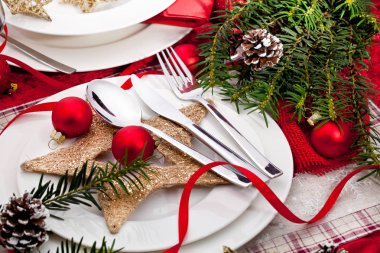 Süslemeleri ile güzel Noel tablo ayarı